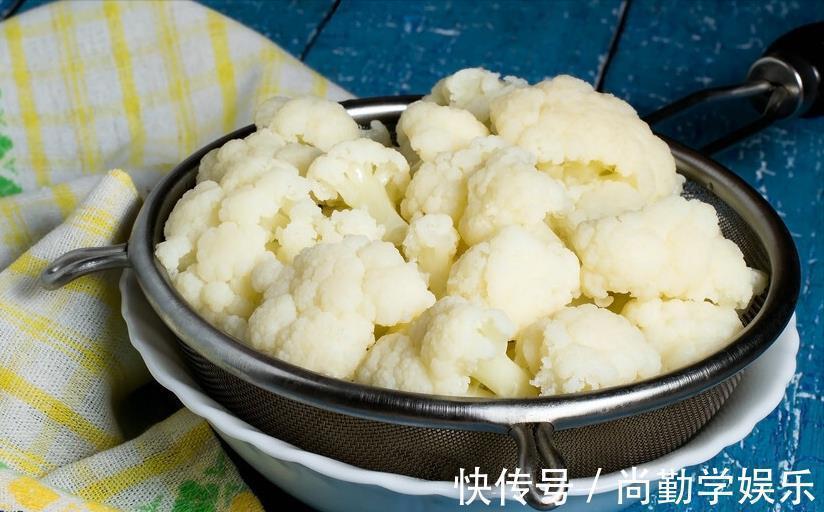 炒花菜，先焯水还是先过油？都不对，教你一招，花菜香脆又入味