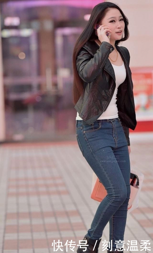 邻家|街拍:风情俏丽时尚的大姐姐,身材有型满满的邻家小姐姐感觉!