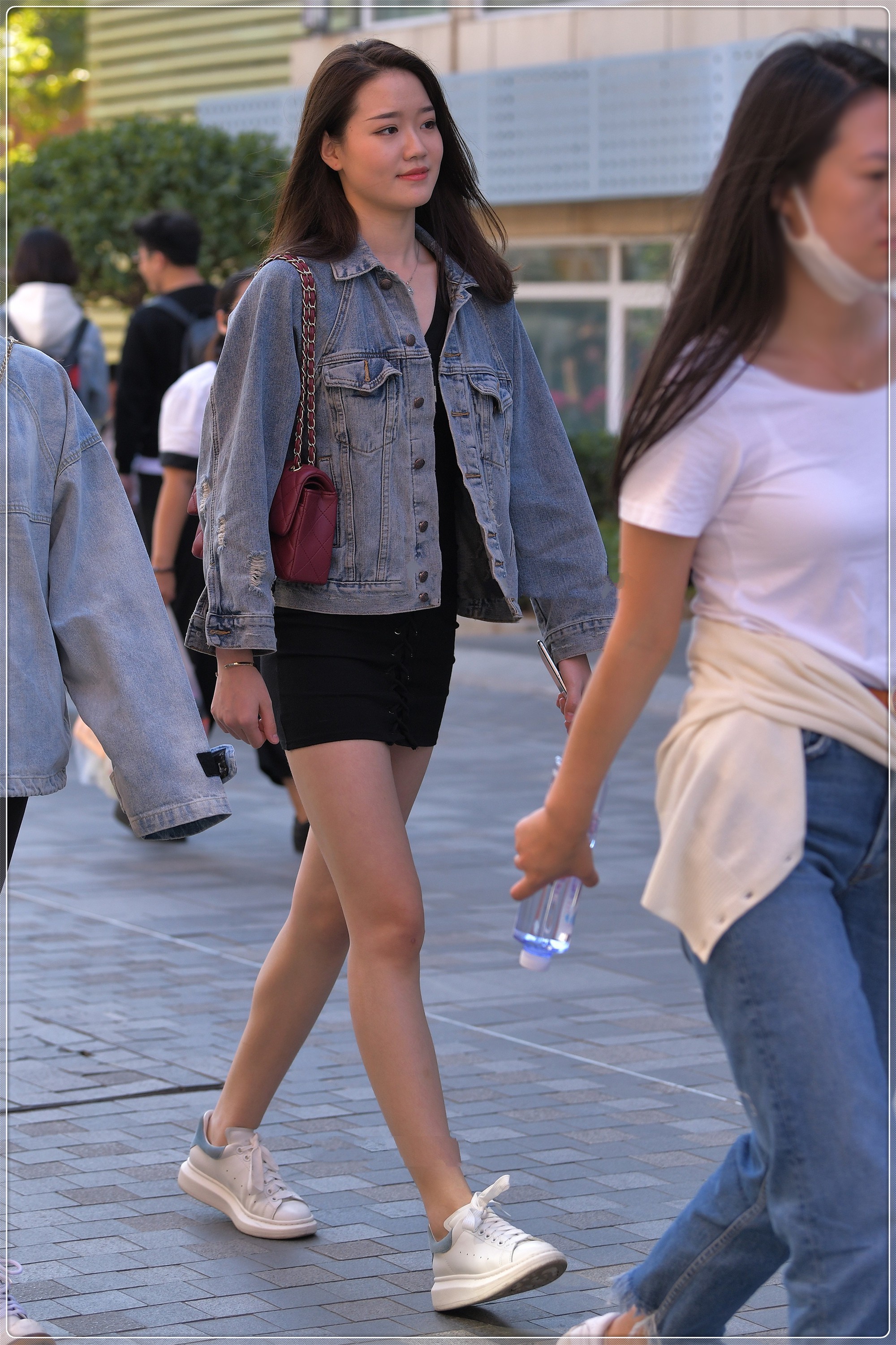 宽松牛仔外套搭配黑色连衣裙,干净素雅,满满少女感