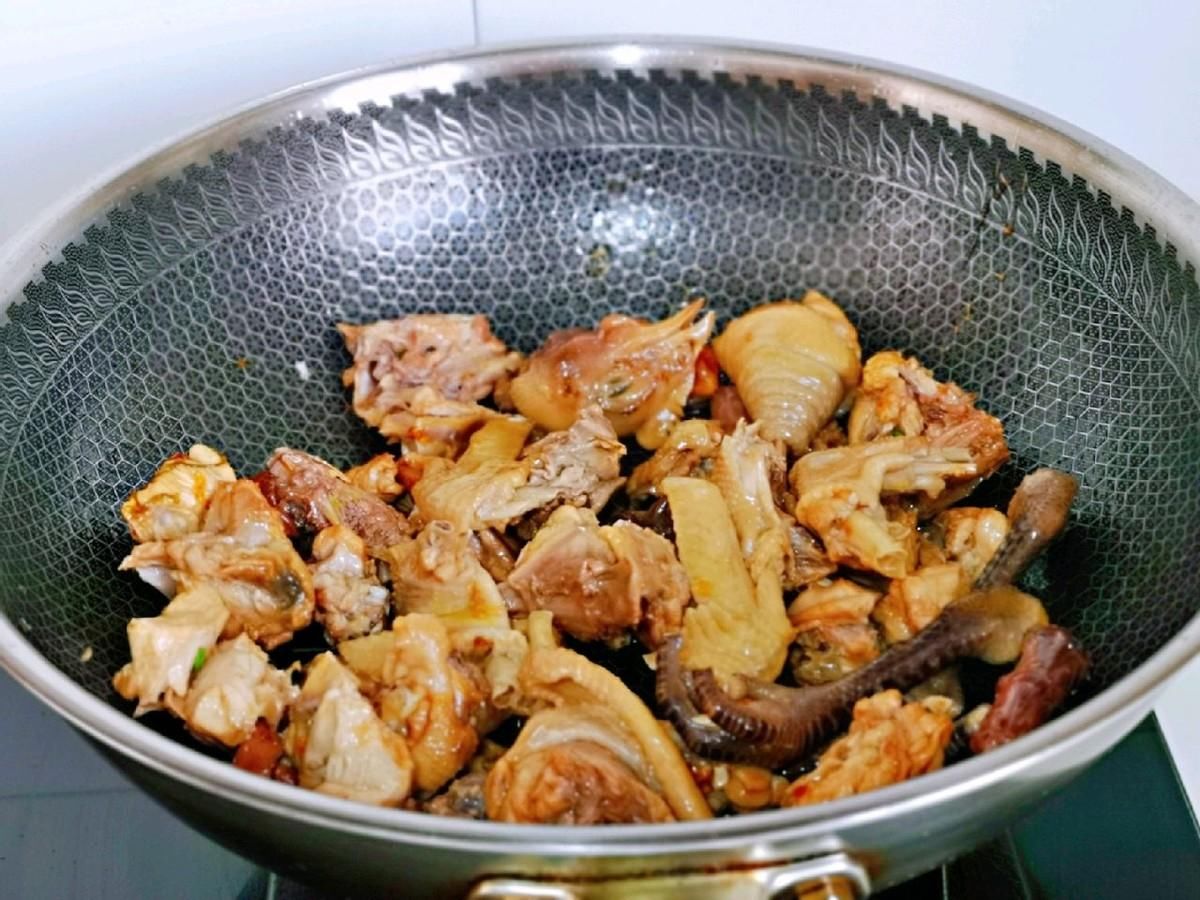 老小|家常红椒烧鸡块，做法简单，鸡肉鲜嫩不柴，全家老小爱吃