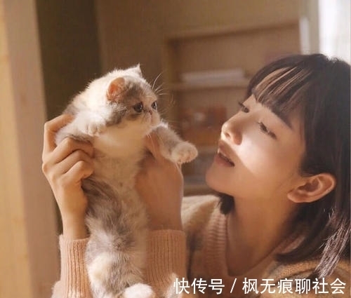 |搞笑段子:食客在喝西红柿汤,突然他发现碗里有一只蝇子