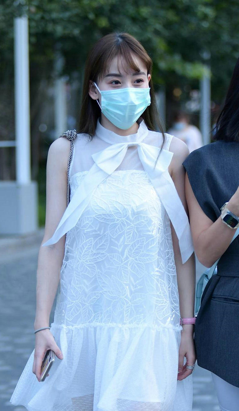 印花连衣裙|印花连衣裙搭配铆钉凉拖鞋,这样穿清爽凉快又惹眼好看