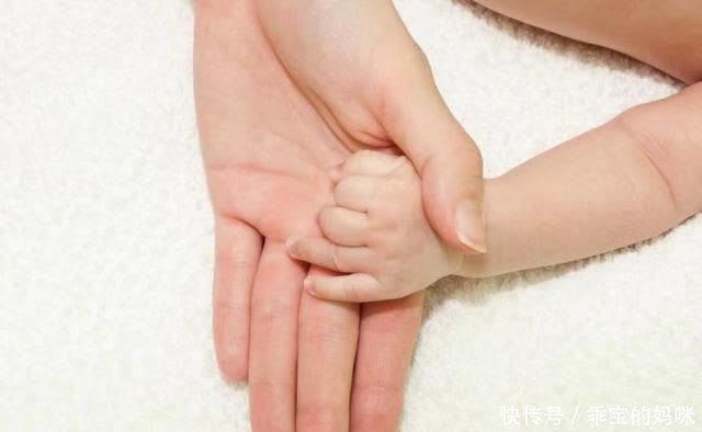 聪明宝宝有4个表现，多触摸3个“智力部位”，后天提高宝宝智力