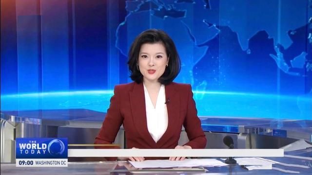 主持人大賽冠軍鄒韻成功轉(zhuǎn)型,英文主持吸睛,搶走身旁康輝風(fēng)頭