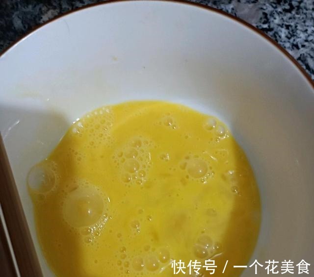 包子是家庭必备的家常饭，这样做法，松软可口，一顿三个吃不够！