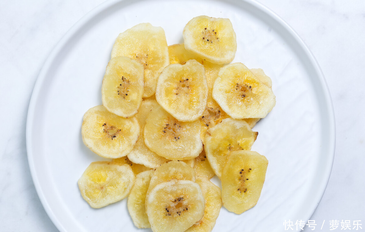 香蕉不要剥皮直接吃,切成薄片做成香蕉脆片,金黄酥脆又简单