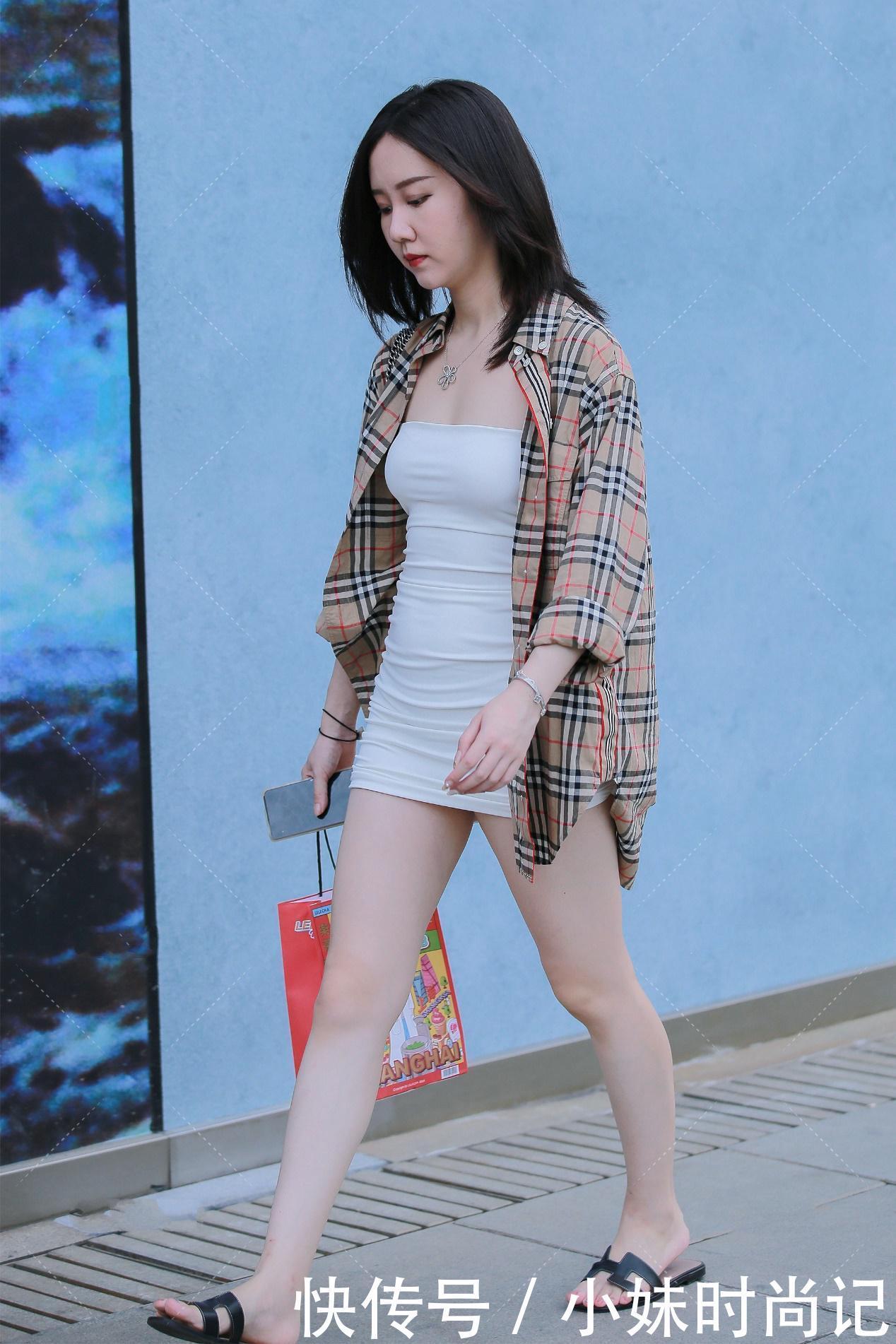 去选择|街拍:连衣裙搭配衬衫, 显瘦的设计, 给你不一样的感觉