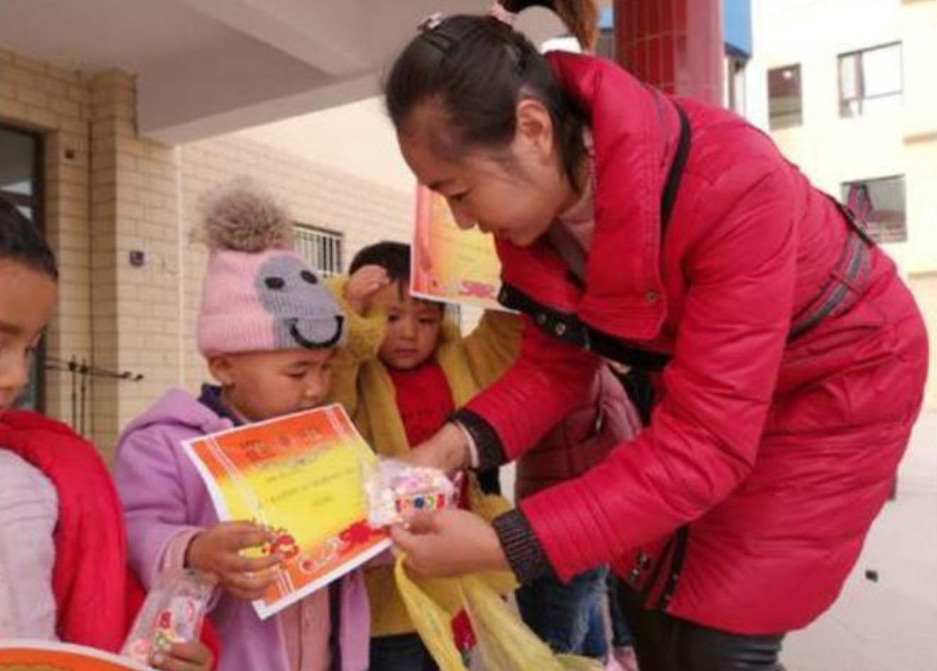 孩子|孩子领回一张奖状，看清上面字后，宝妈怒了：这不是坑娃不识字吗