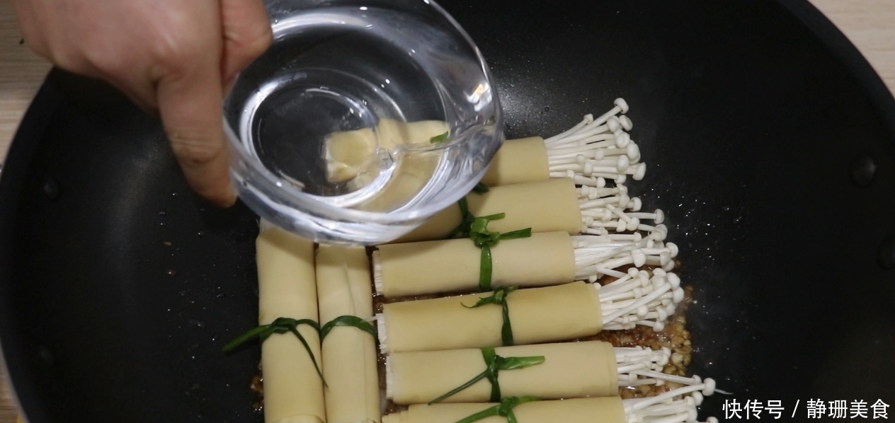 简单|1把金针菇,2张豆腐皮,一卷一烧,简单又美味,吃不腻