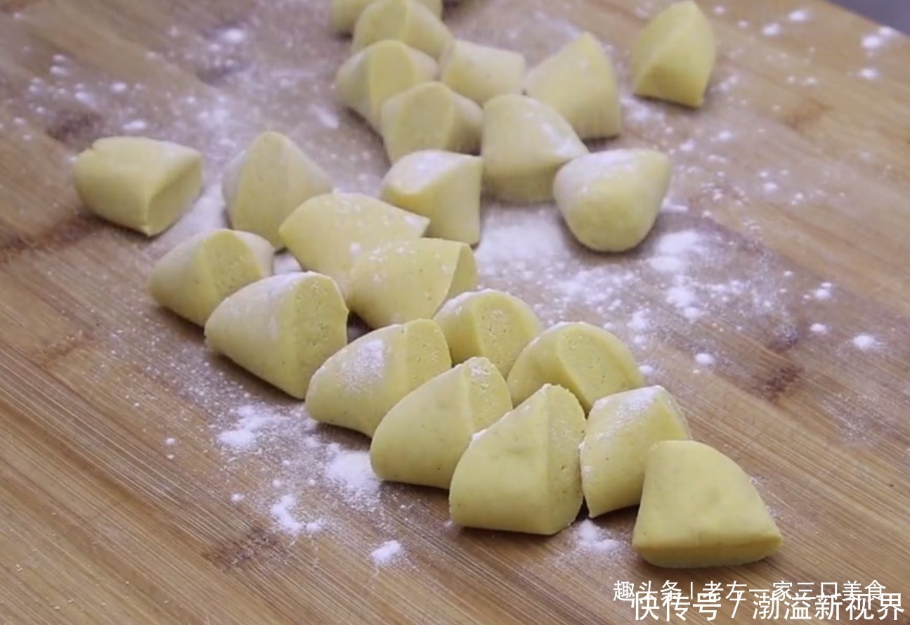 做法|玉米面最好吃的做法，开水一烫，大手一卷，十分钟一锅，越吃越香