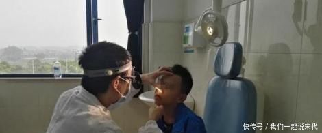 强制性|爱“挖鼻孔”的孩子,长大几乎逃不出这2种结局,父母要趁早知道