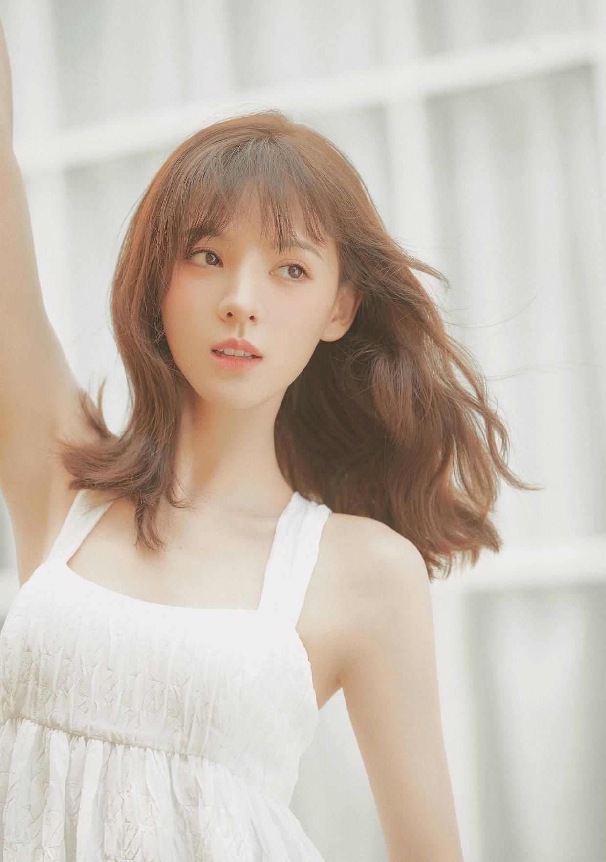 减龄|张予曦身材好又会穿，印花连体裤减龄时髦，秀“漫画腿”真惹眼