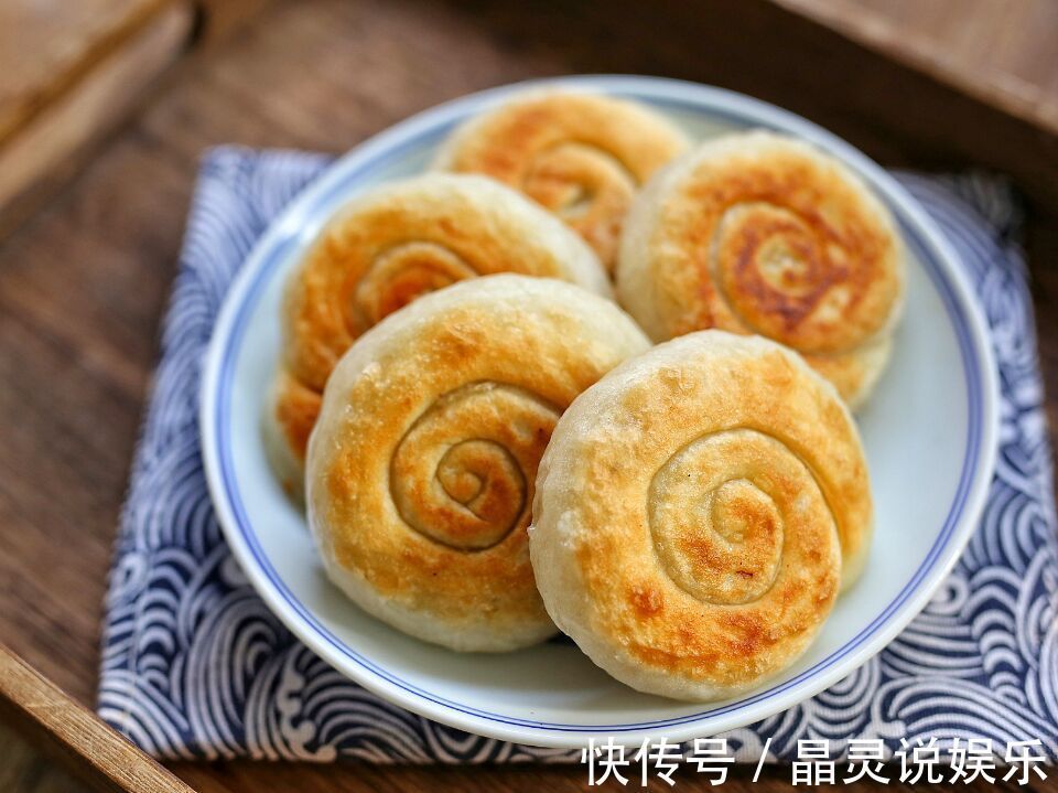 醒面时多加一步，做好的烙饼皮薄如纸，外脆里香，比买的还好吃