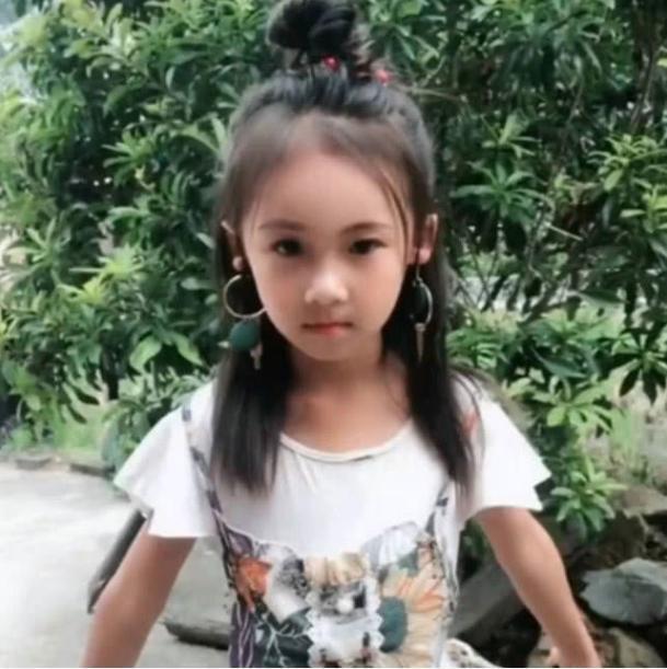 女儿|13岁女孩穿着“成熟”,妈妈察觉房间有异样,看到画面后满脸自责