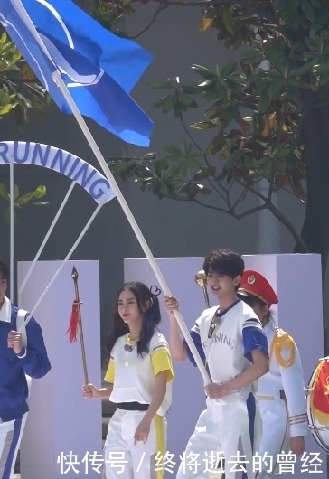 蔡徐坤今日《奔跑吧》路透来袭 运动会上的小小扛旗手甜度爆表可爱炸裂!