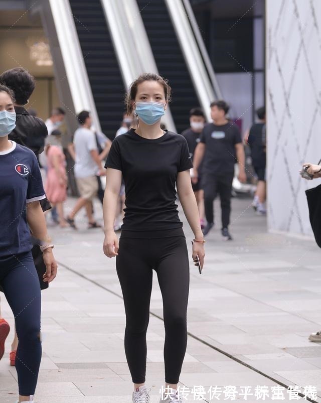 淑女范 黑色打底裤搭配时尚白色上衣,简单好上手,有一种酷帅的感觉!