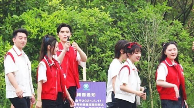 谭松韵跟李沁《跑男9》同框,都是30岁,生图下的颜值把我看愣了