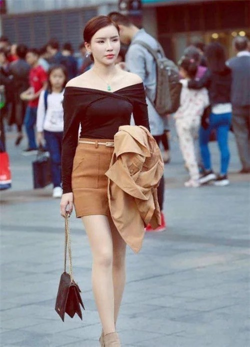 街拍：风吹裙摆美发飘，时髦佳人，你的美丽像丁香