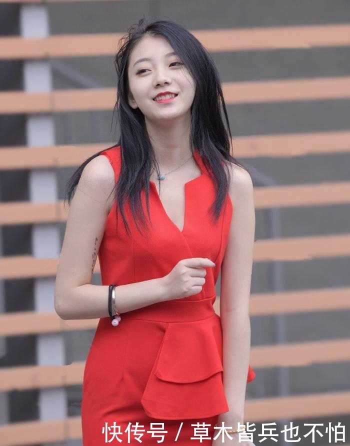 气质女神偏爱红色长裙,轻盈雅致又潇洒