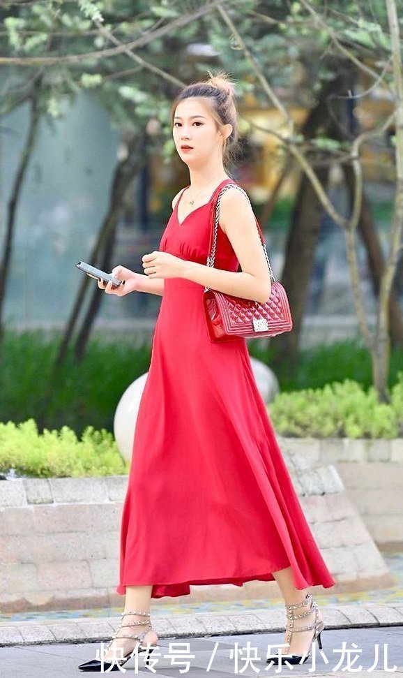 蕾丝材质的连衣裙，非常衬身材，两闺蜜谁更美！