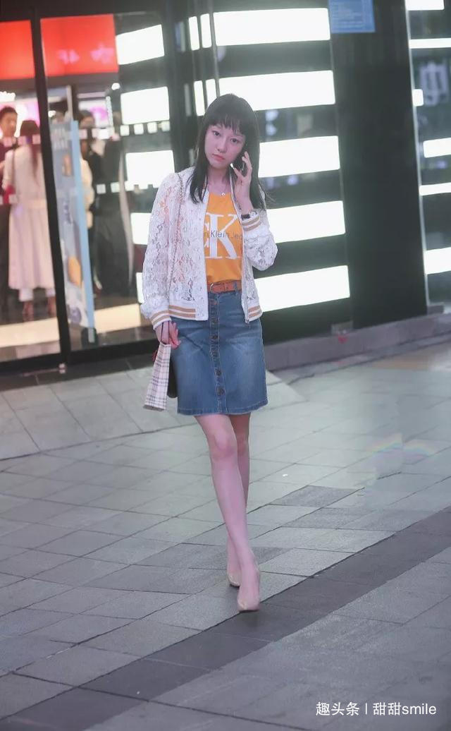 蕾丝 美女短袖连衣裙搭配裸粉色的高跟鞋,整体浅色系的色调非常柔和