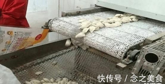速冻水饺|超市里很便宜一袋的速冻水饺是怎么做的?人工的吗?