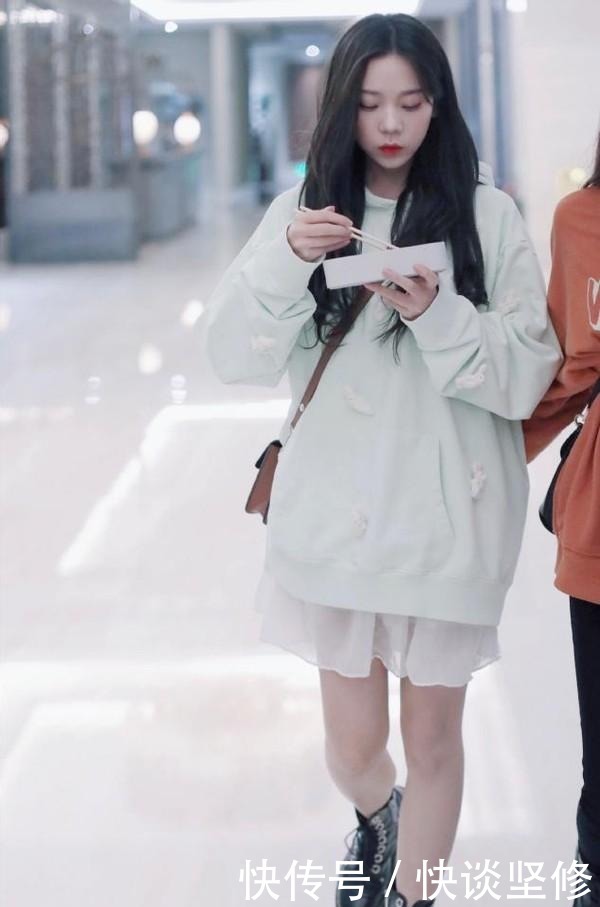 这才是早春流行的穿搭:“卫衣+半身裙” , 显高显瘦又不拖沓