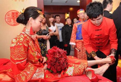 “最帅新娘”走红，婚礼就像拜把子，网友调侃：娶了个兄弟进门