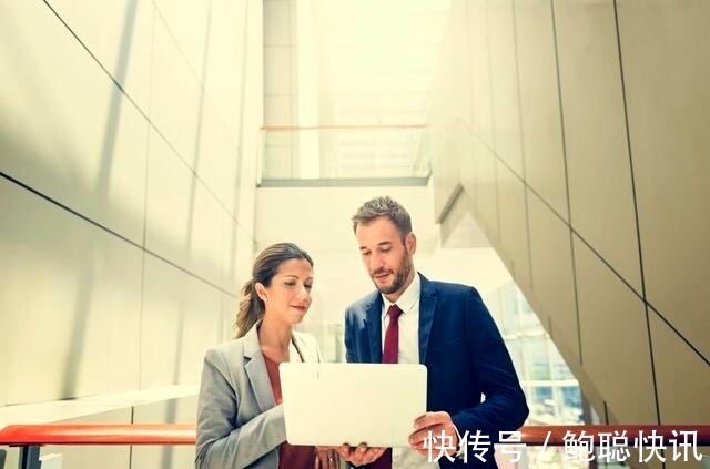 倾听时要注意的四个细节,做好三个同步,可以让顾客的话题不断