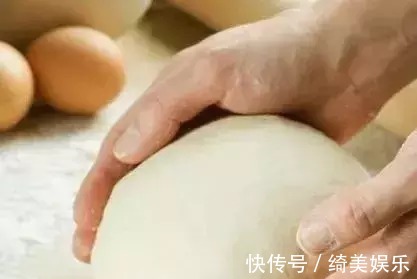 还在傻傻的用酵母发面？用它仅十分钟，就能蒸出又白又好吃的馒头