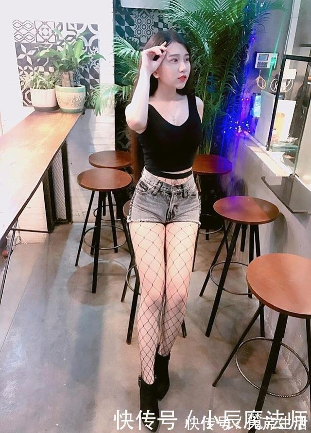 绑腿|美女穿搭紧致打底裤展现迷人的身材，尽显潮流风范