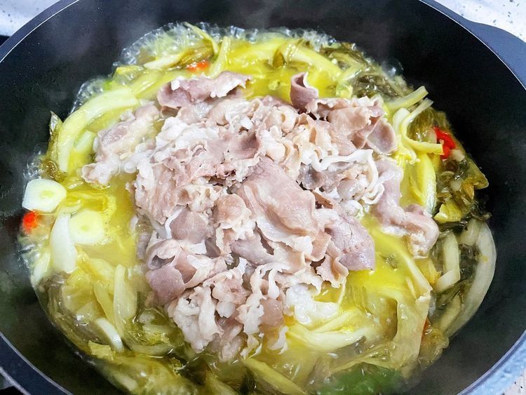 天寒地冻，暖身体适合多吃羊肉，酸菜配羊肉，开胃又下饭