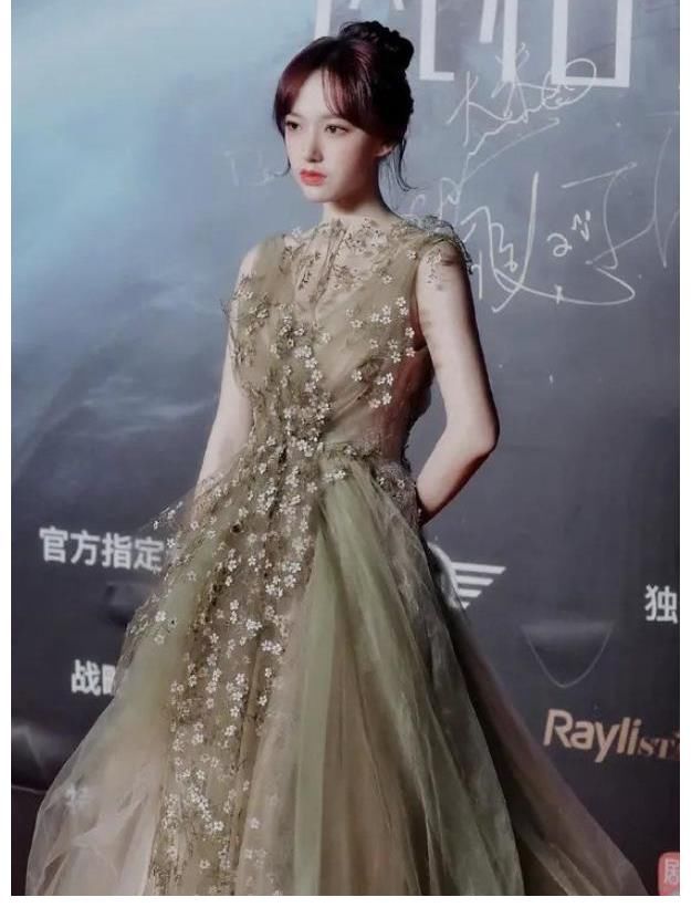 公主裙|程潇减肥上瘾了？瘦到“漫画脸”失去辨识度，精修图都快认不出了