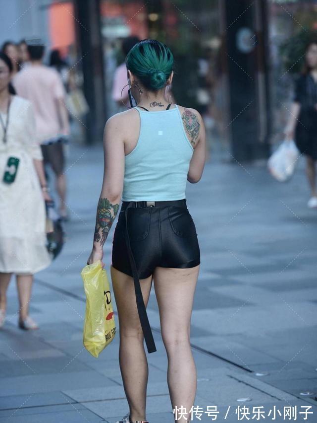 百搭 美女一袭简约的打底裤,拉长身材比例,搭配得好