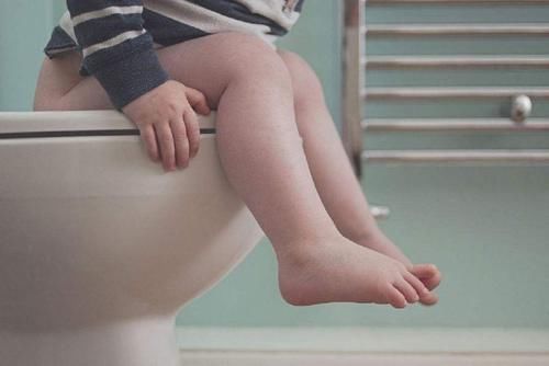 如厕|为省钱而流行的“新型把尿”,正在摧毁孩子的泌尿系统,别大意