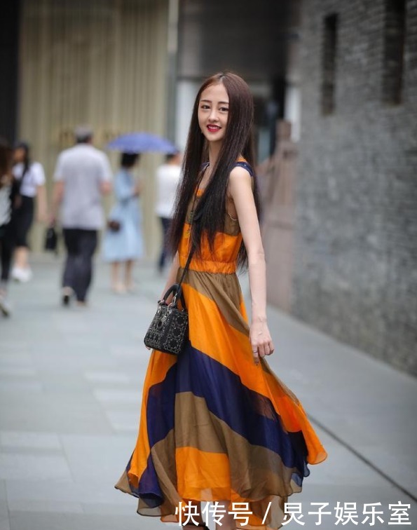 彩裙少女真有时代感,穿出了热情的民族风!