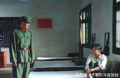 座位|开国少将60多岁坐火车,把座位让给别人,自己站了5个小时!