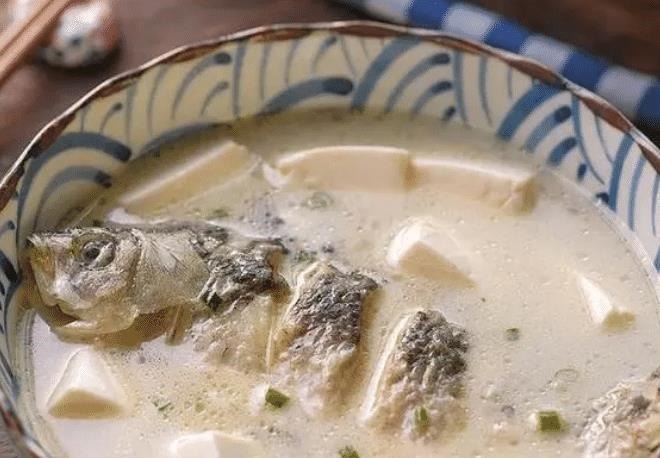 不管炖啥鱼汤，牢记别放“2料”，放错了鱼肉又柴又腥，鱼汤不鲜