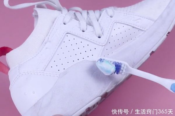 把牙膏涂在手臂上太棒了,我也是今天刚知道,省钱又实用!