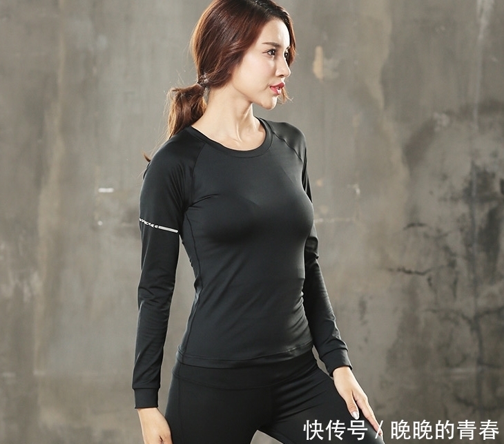 街拍:性感优雅的紧身打底裤美女,穿出曲线好身段!