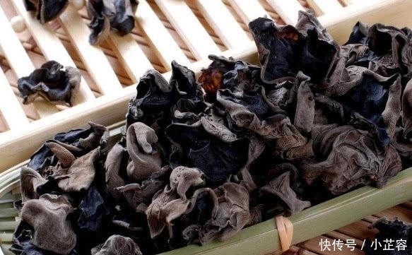 泡木耳,10个人9个错,饭店厨师长教你一招,泡的又快又干净