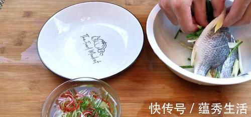 腥味|蒸鱼时，别直接下锅蒸，掌握这一个技巧，保证鱼肉鲜嫩无腥味