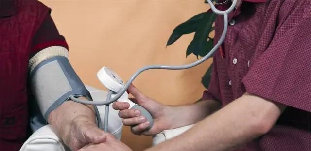 毛细血管|人到中年，血液越来越黏稠，用此叶子泡水喝防血栓，高血压绕路走