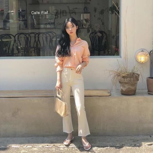 别再穿阔腿裤了，今年这条喇叭裤又火了，好穿百搭还显瘦