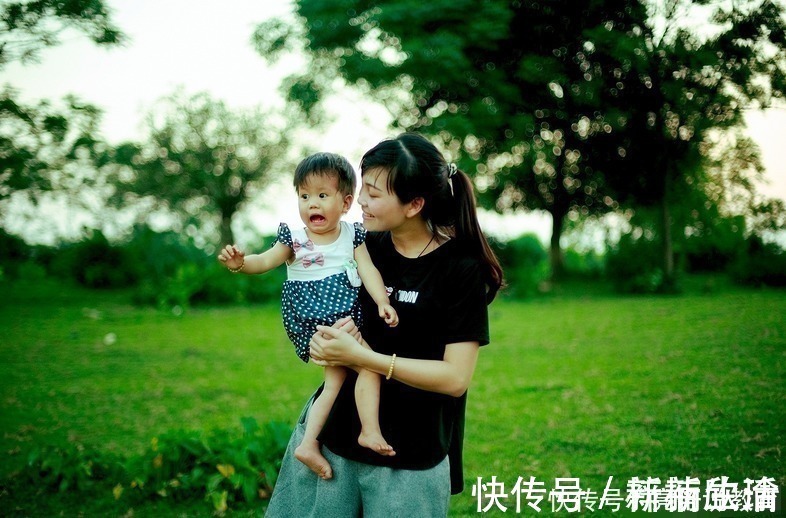 睡着|母亲带俩娃动车睡着,睡姿引网友热议:当妈后就见不得这种画面了