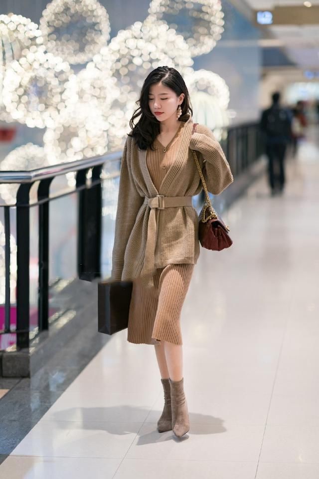 简洁美观的裙装搭配，穿着个性十足，轻松自若让你靓丽出行