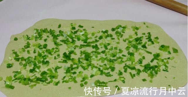 香煎全麦香葱花卷，不仅好吃好做，还有营养，非常适合做给孩子吃！