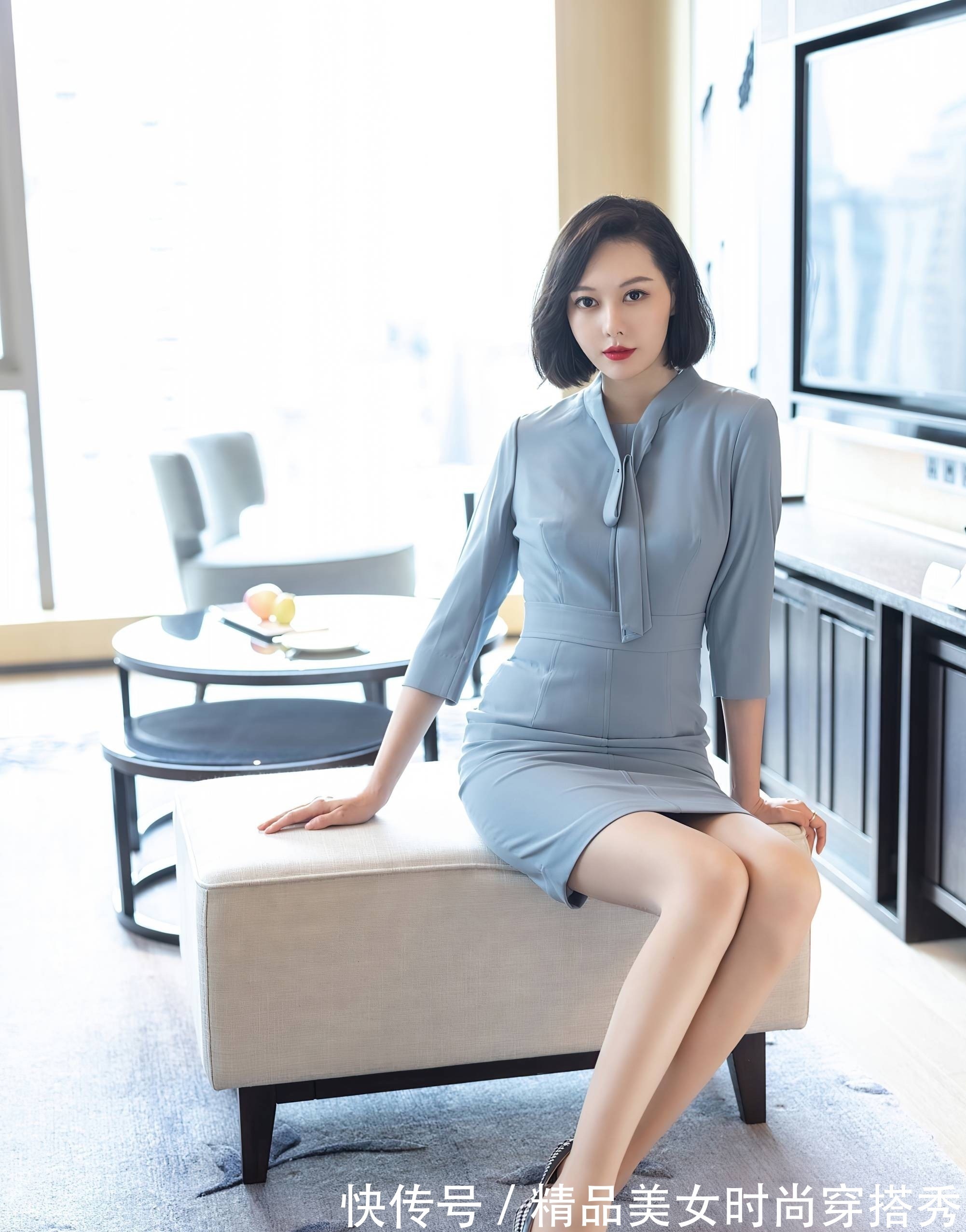 职场 职场穿搭:蓝色连衣裙搭配格子高跟鞋,沉稳又不失女性优雅