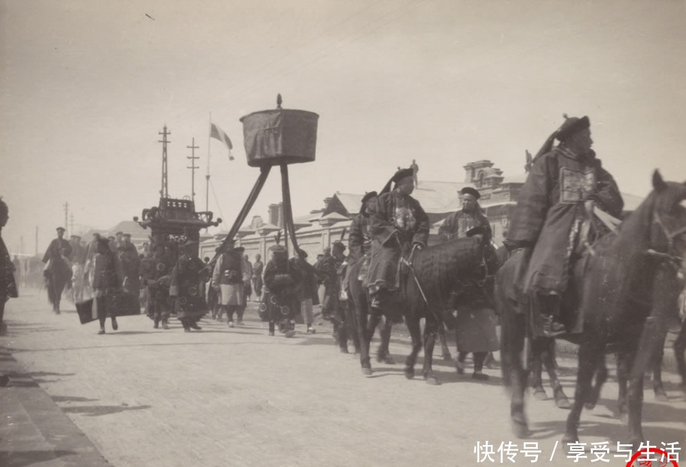 公主|清末老照片李鸿章灵位入祀贤良祠，公主格格福晋合影