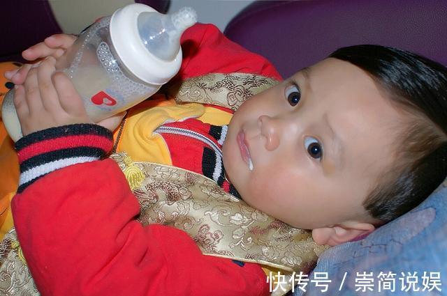 辅食|如果孩子突然不停的要吃奶、睡觉老醒、手脚乱动家长要注意了!